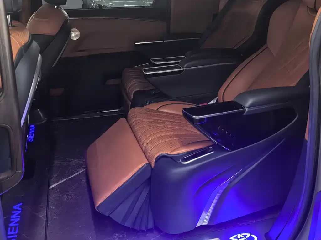 Toyota Sienna — фото 2