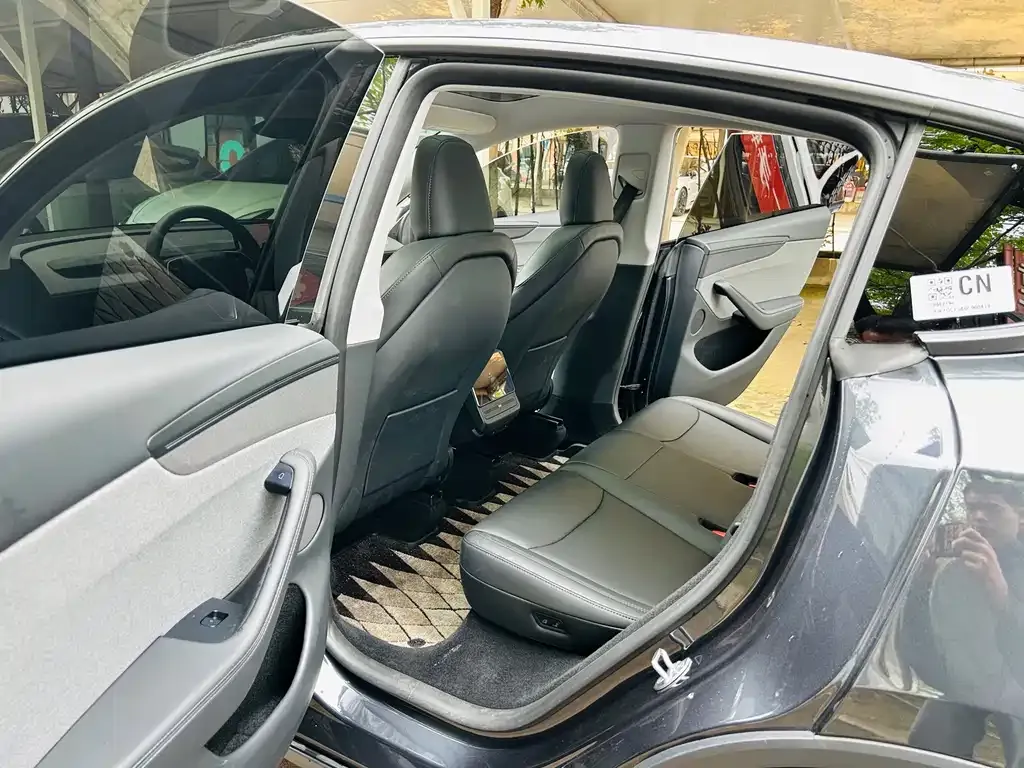 Tesla Model Y — фото 6