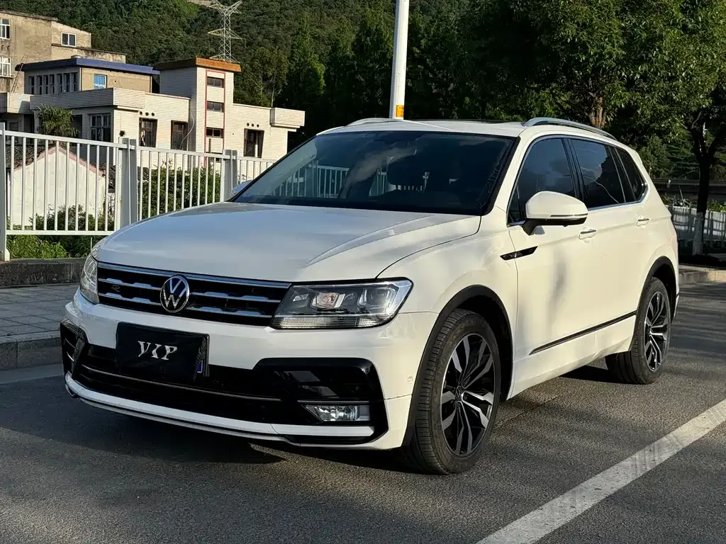 Volkswagen Tiguan L — фото 1