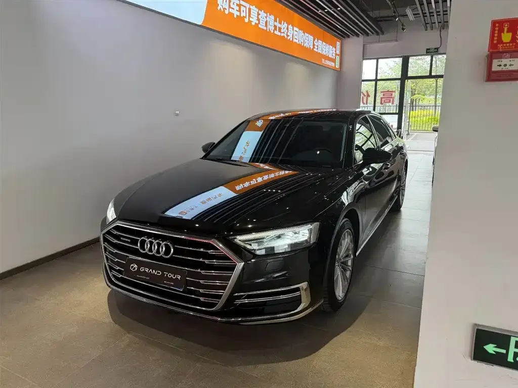 Audi A8 — фото 1