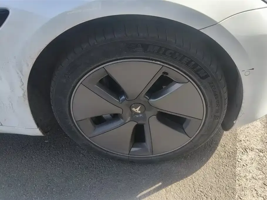 Tesla Model 3 — фото 10