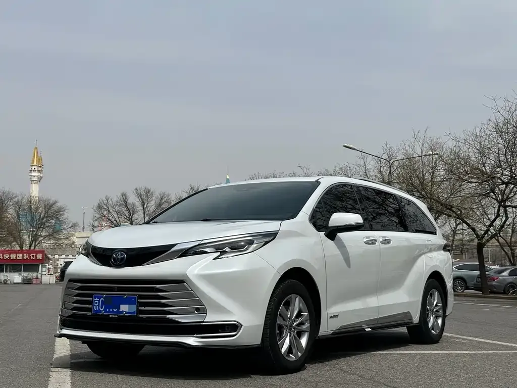Toyota Sienna — фото 1