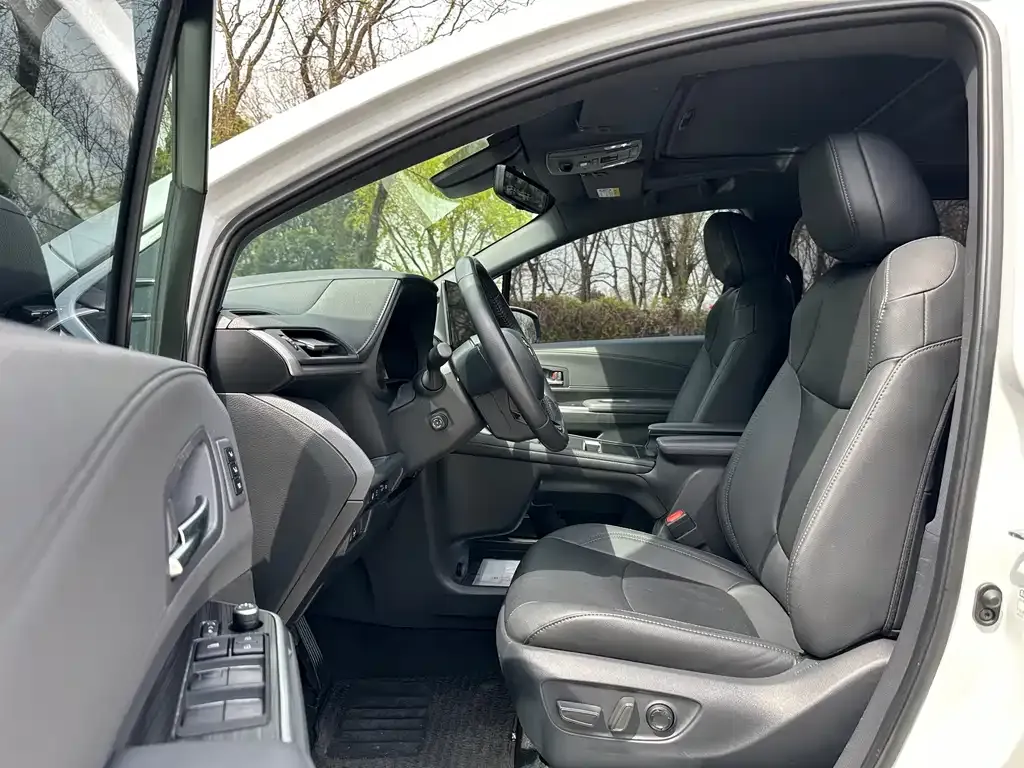 Toyota Sienna — фото 9