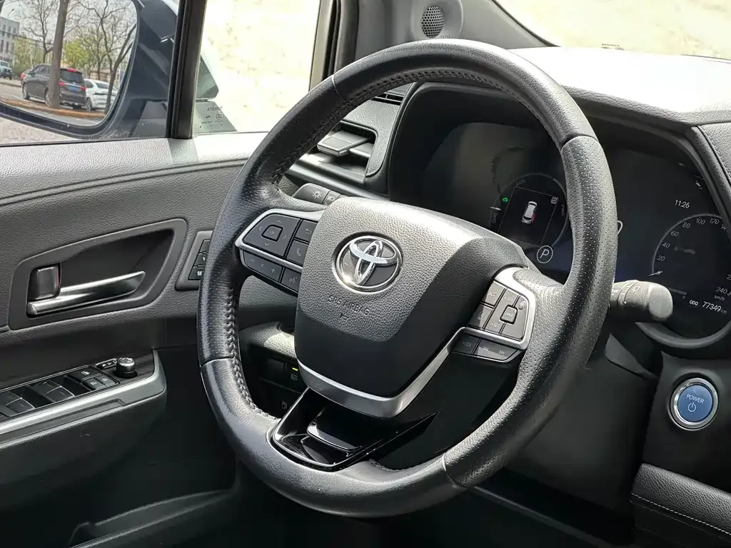 Toyota Sienna — фото 3