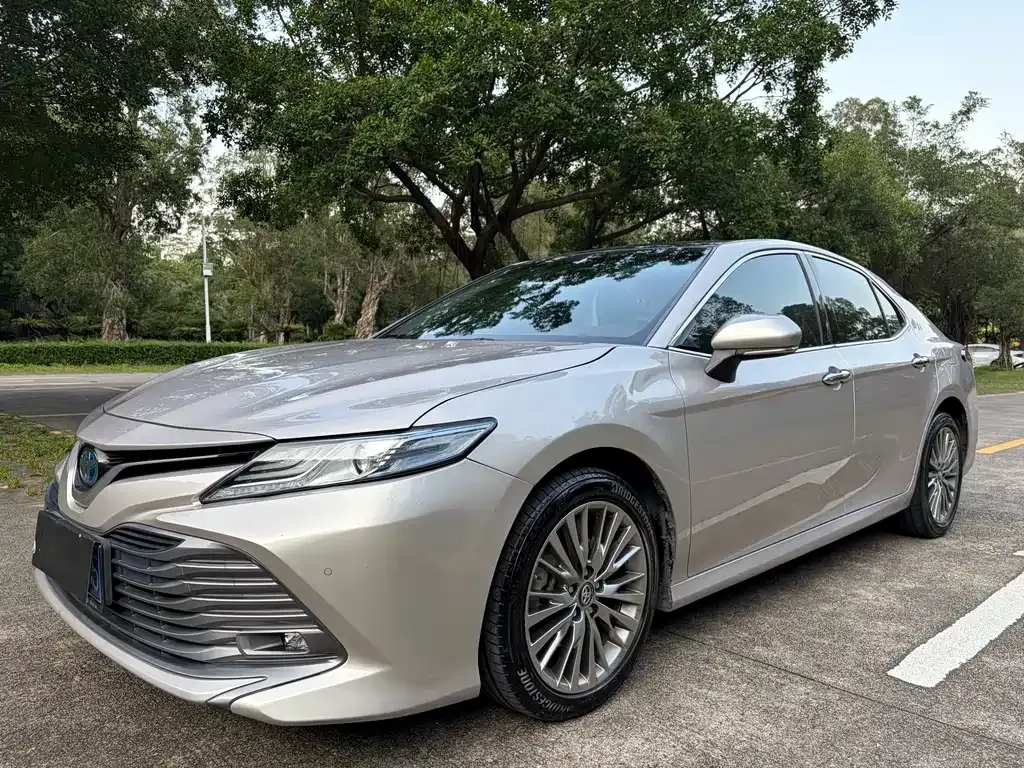 Toyota Camry — фото 1