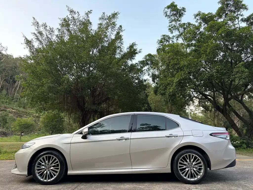 Toyota Camry — фото 6