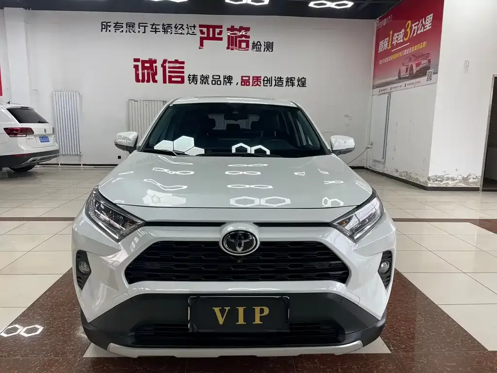 Toyota RAV4 — фото 1
