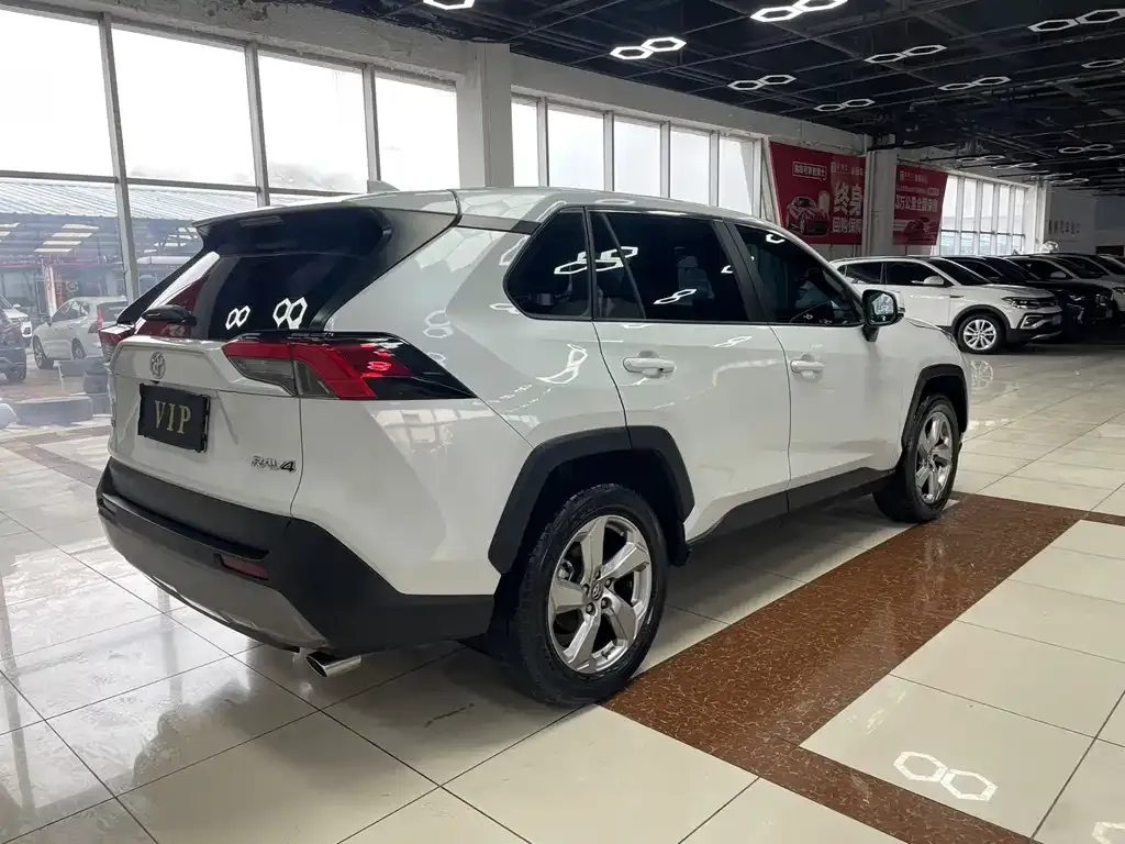 Toyota RAV4 — фото 8