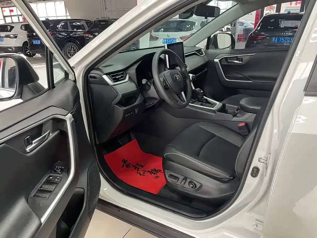 Toyota RAV4 — фото 3