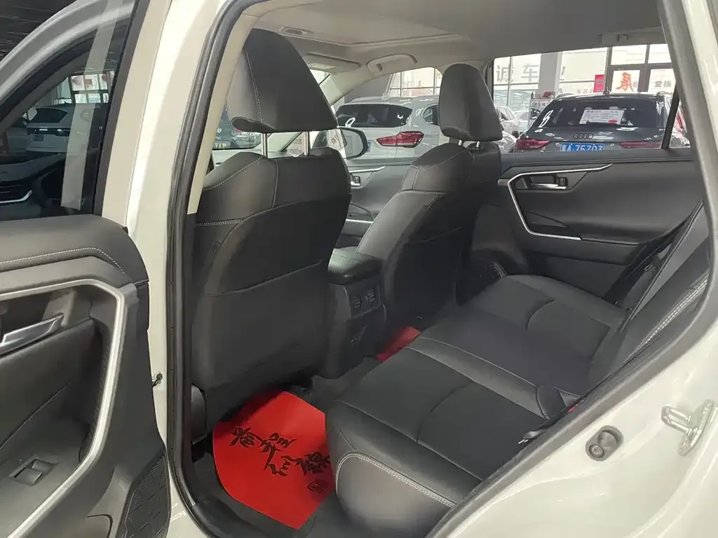 Toyota RAV4 — фото 2