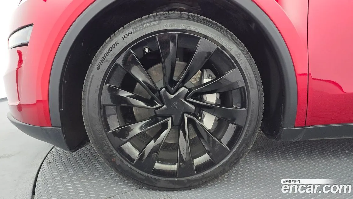 Tesla Model Y — фото 10