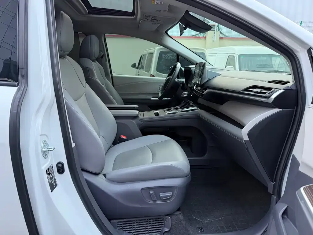 Toyota Granvia — фото 10