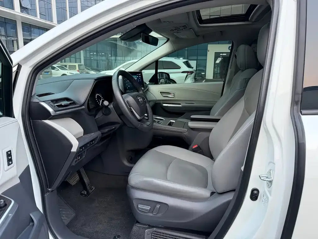 Toyota Granvia — фото 6