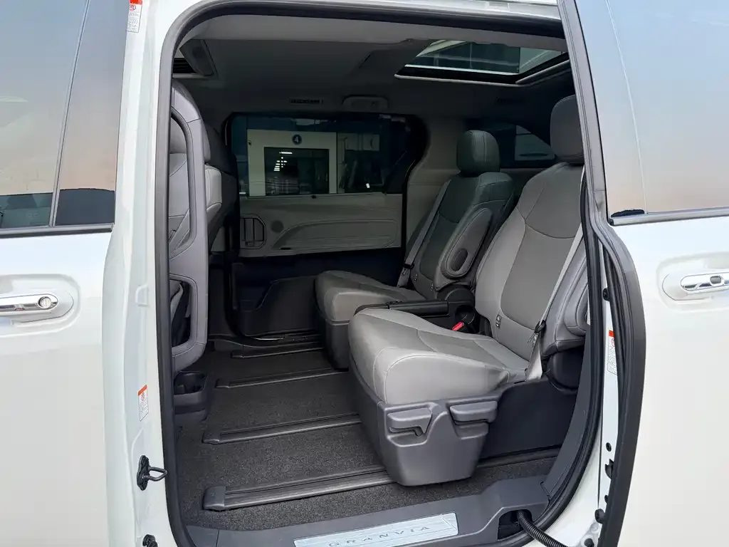 Toyota Granvia — фото 2