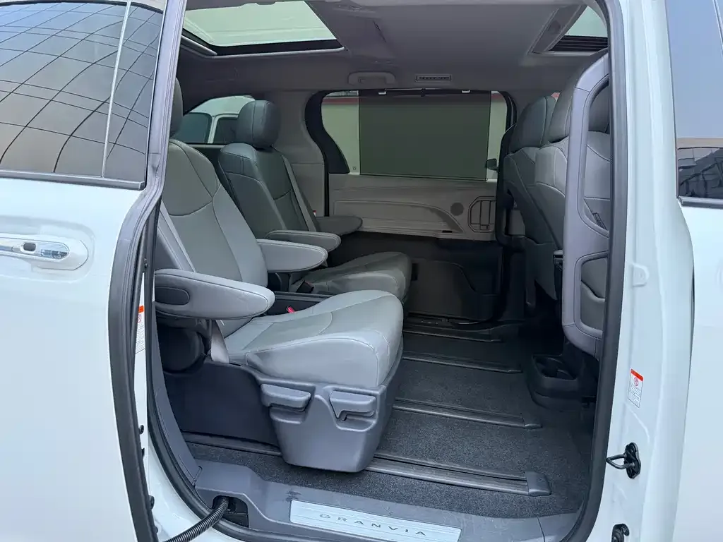 Toyota Granvia — фото 3
