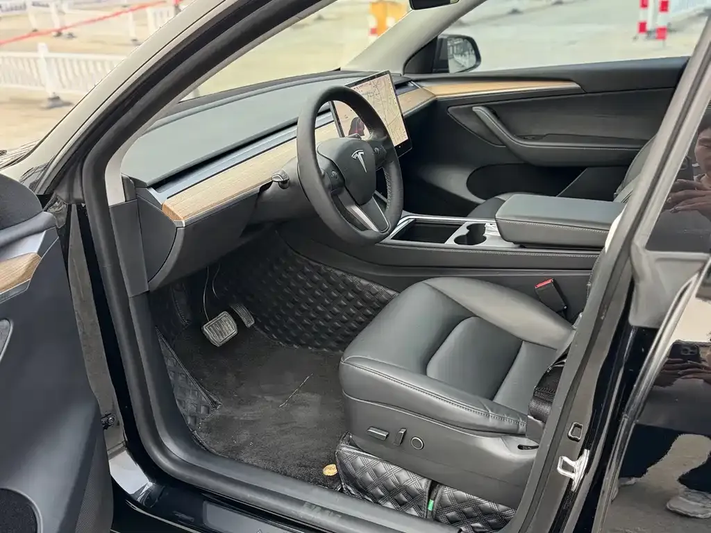 Tesla Model Y — фото 9