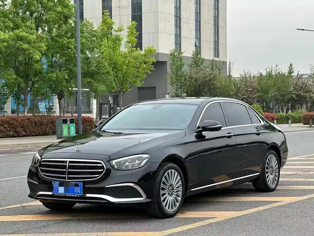 Mercedes-Benz E-Class — фото 1