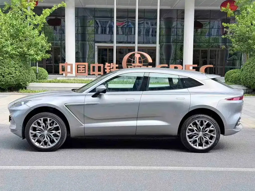 Aston Martin DBX — фото 8