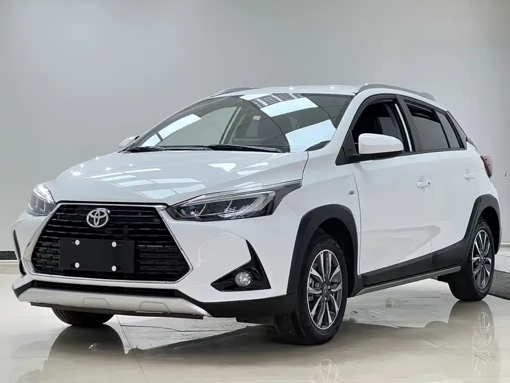 Toyota Yaris L — фото 1