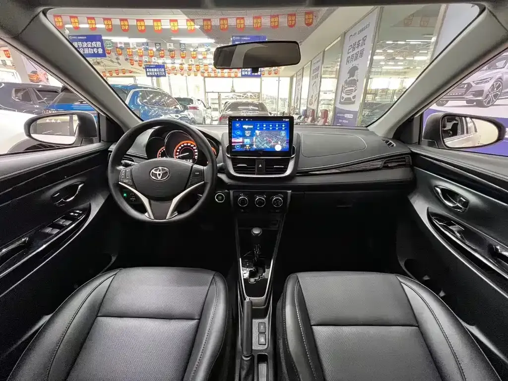 Toyota Yaris L — фото 3