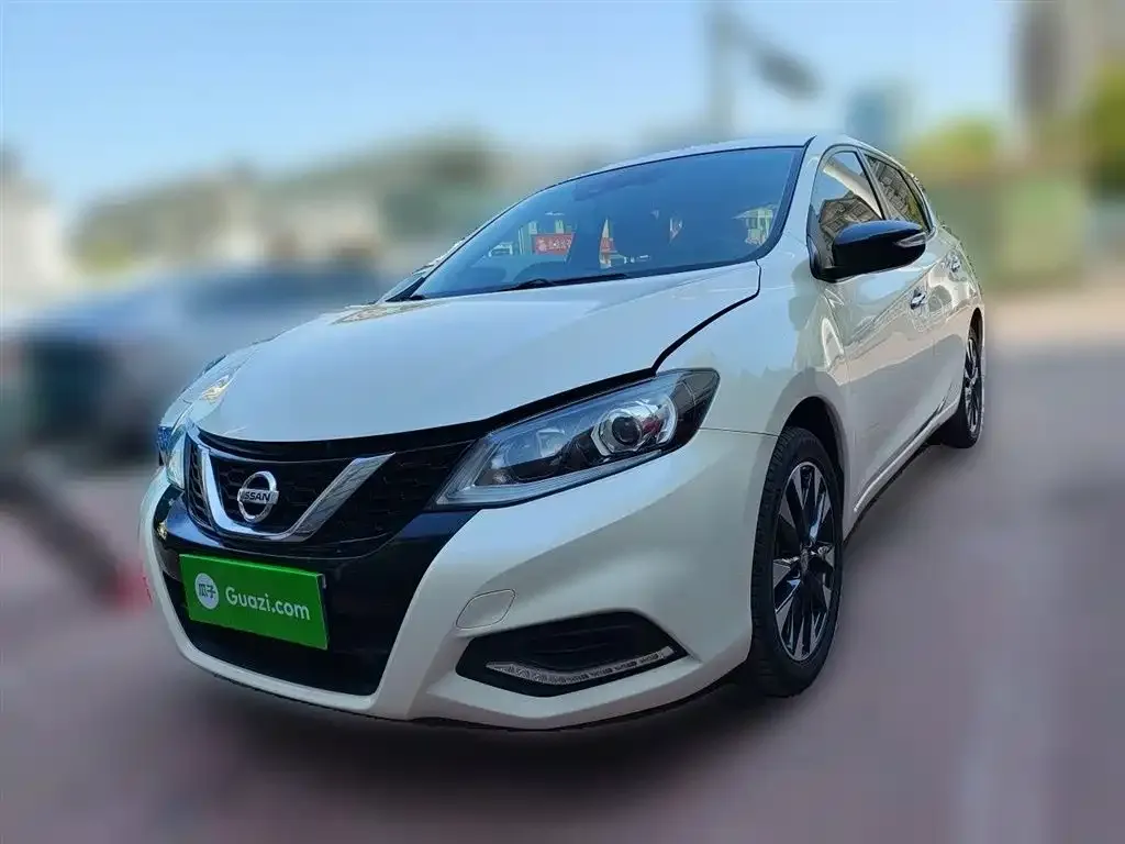 Nissan Tiida — фото 1