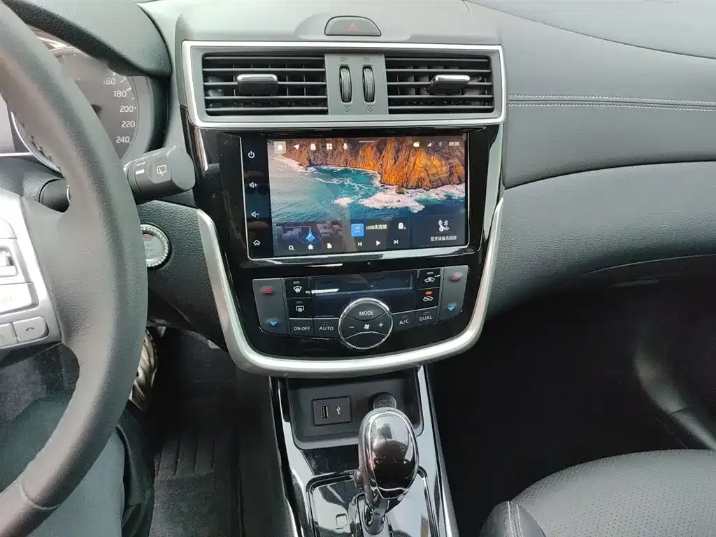 Nissan Tiida — фото 10