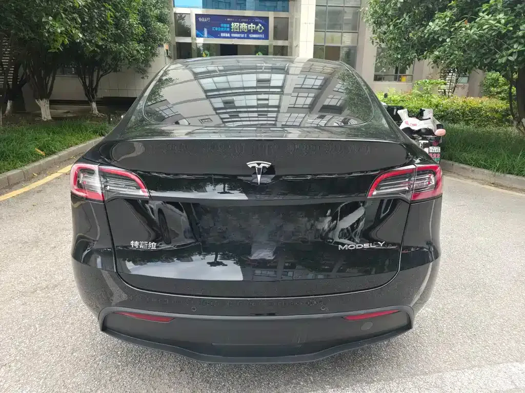 Tesla Model Y — фото 9