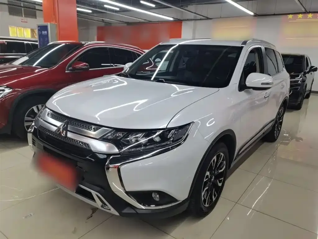 Mitsubishi Outlander — фото 1