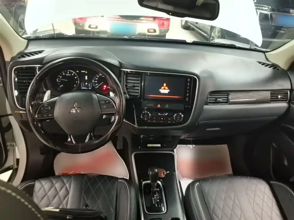 Mitsubishi Outlander — фото 10