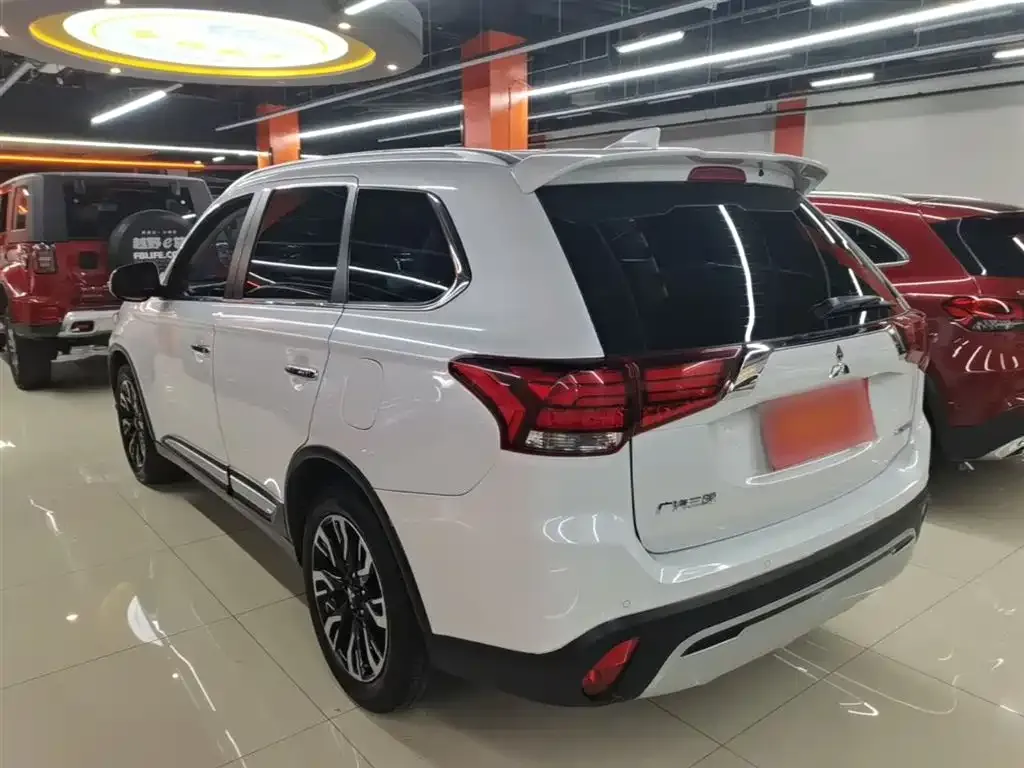 Mitsubishi Outlander — фото 4