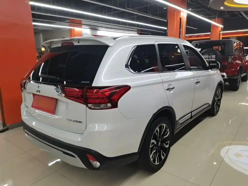 Mitsubishi Outlander — фото 9