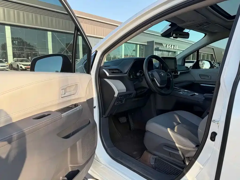 Toyota Granvia — фото 7
