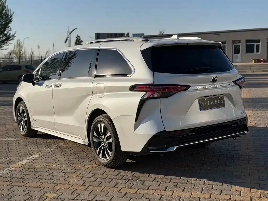 Toyota Granvia — фото 4