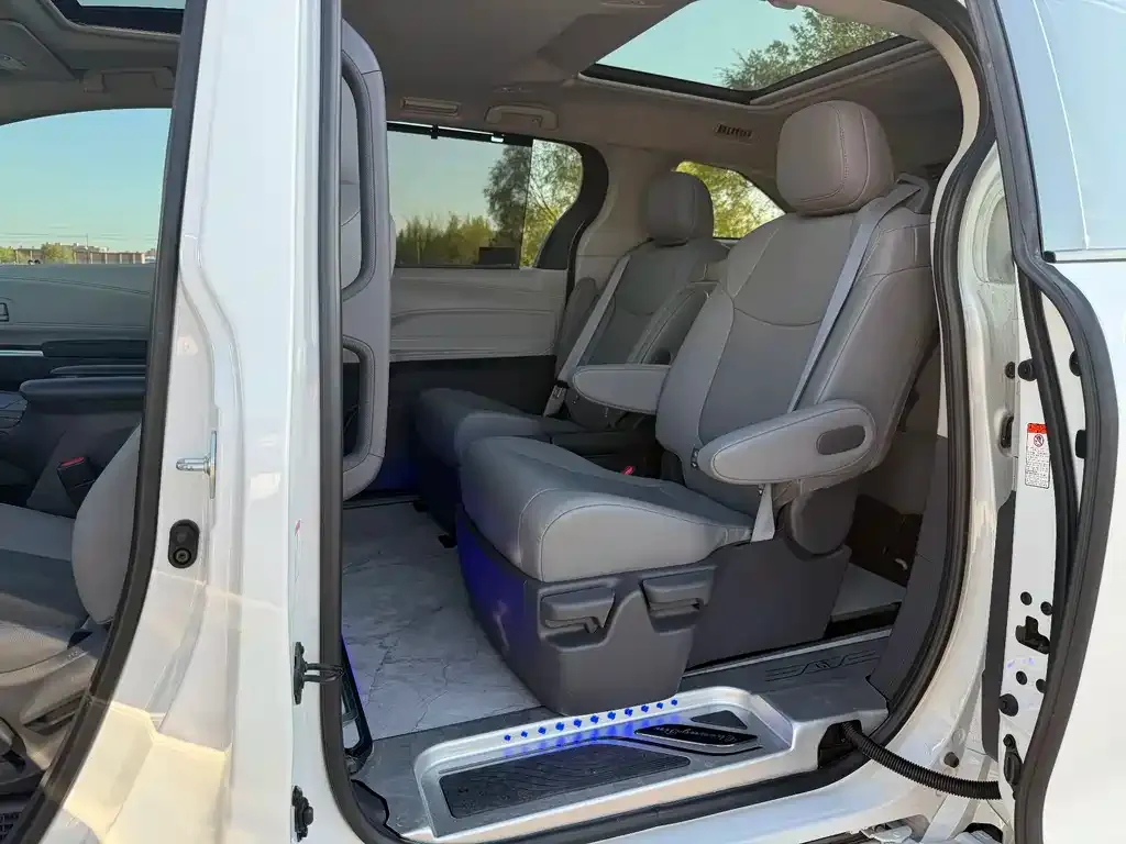 Toyota Granvia — фото 2