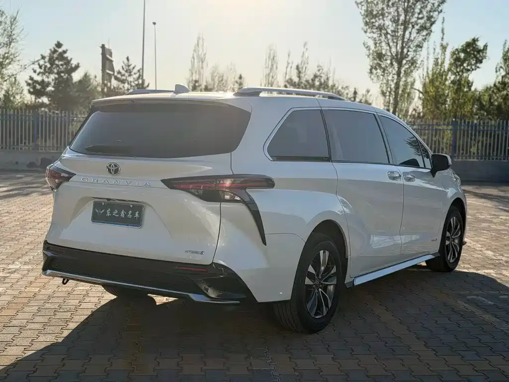 Toyota Granvia — фото 5
