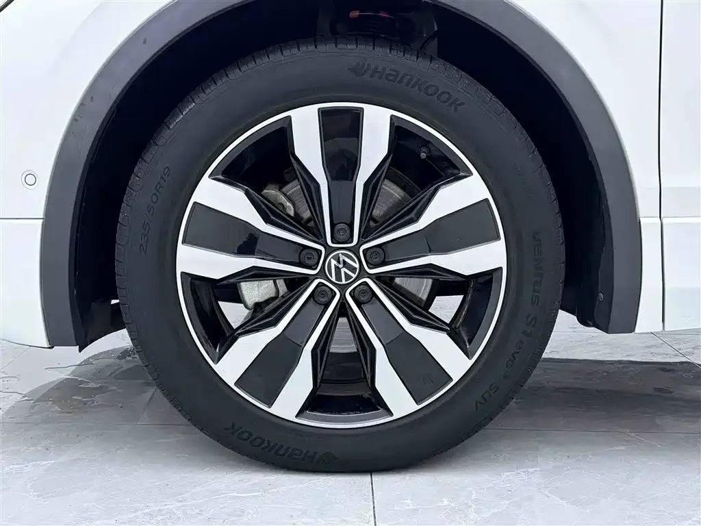 Volkswagen Tiguan L — фото 9
