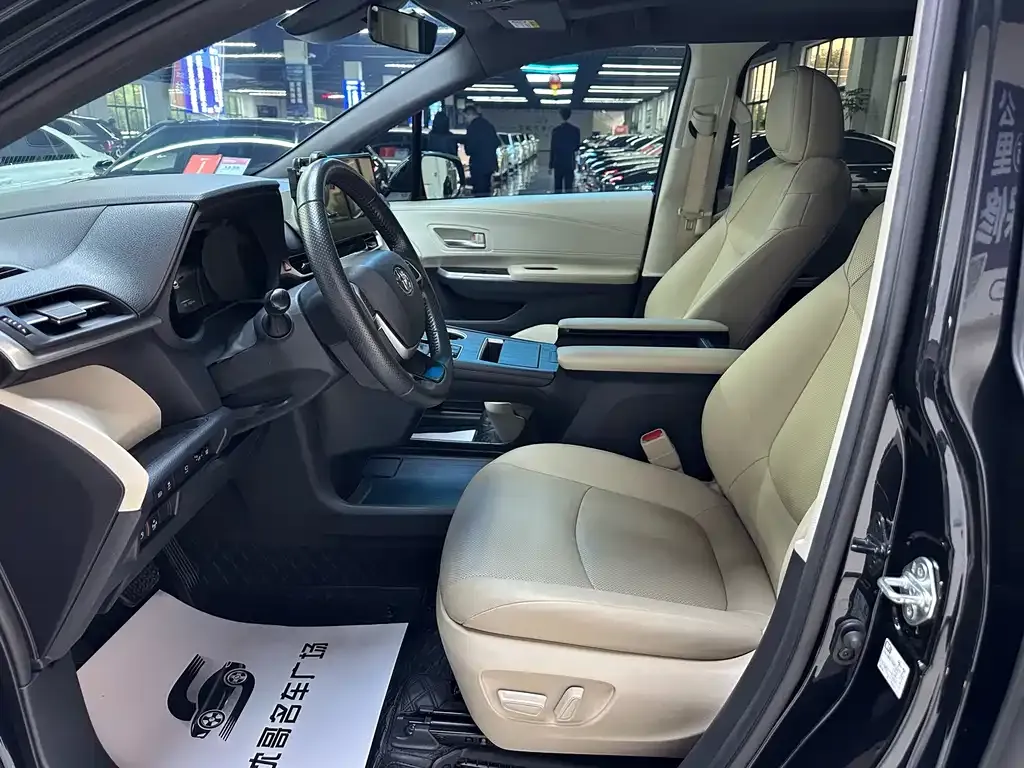 Toyota Granvia — фото 3