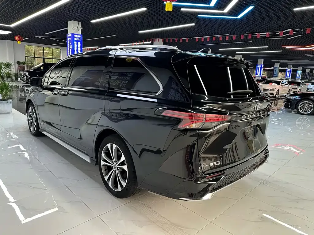Toyota Granvia — фото 8