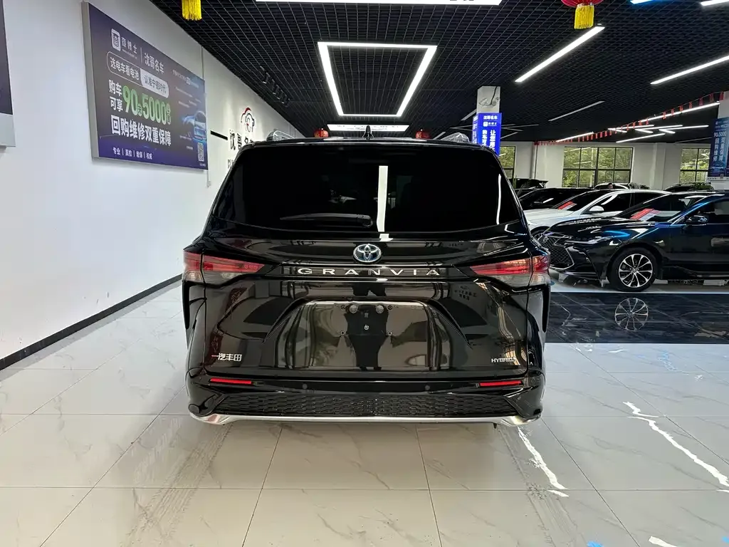 Toyota Granvia — фото 2