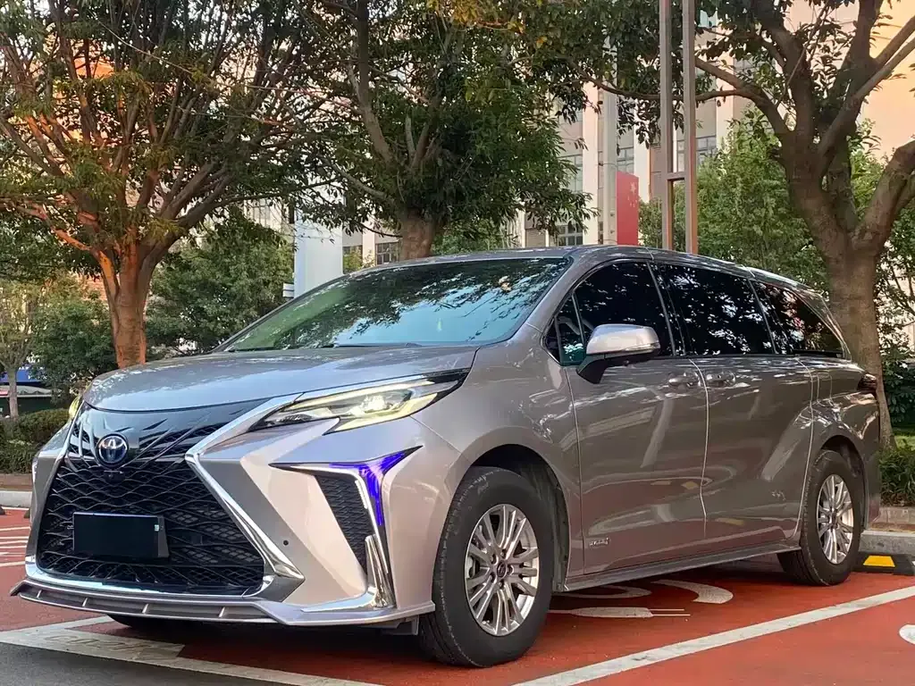 Toyota Sienna — фото 1