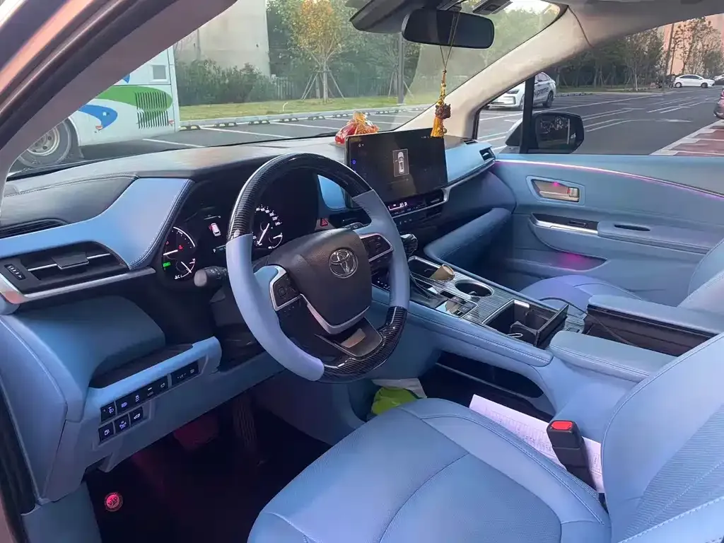 Toyota Sienna — фото 4