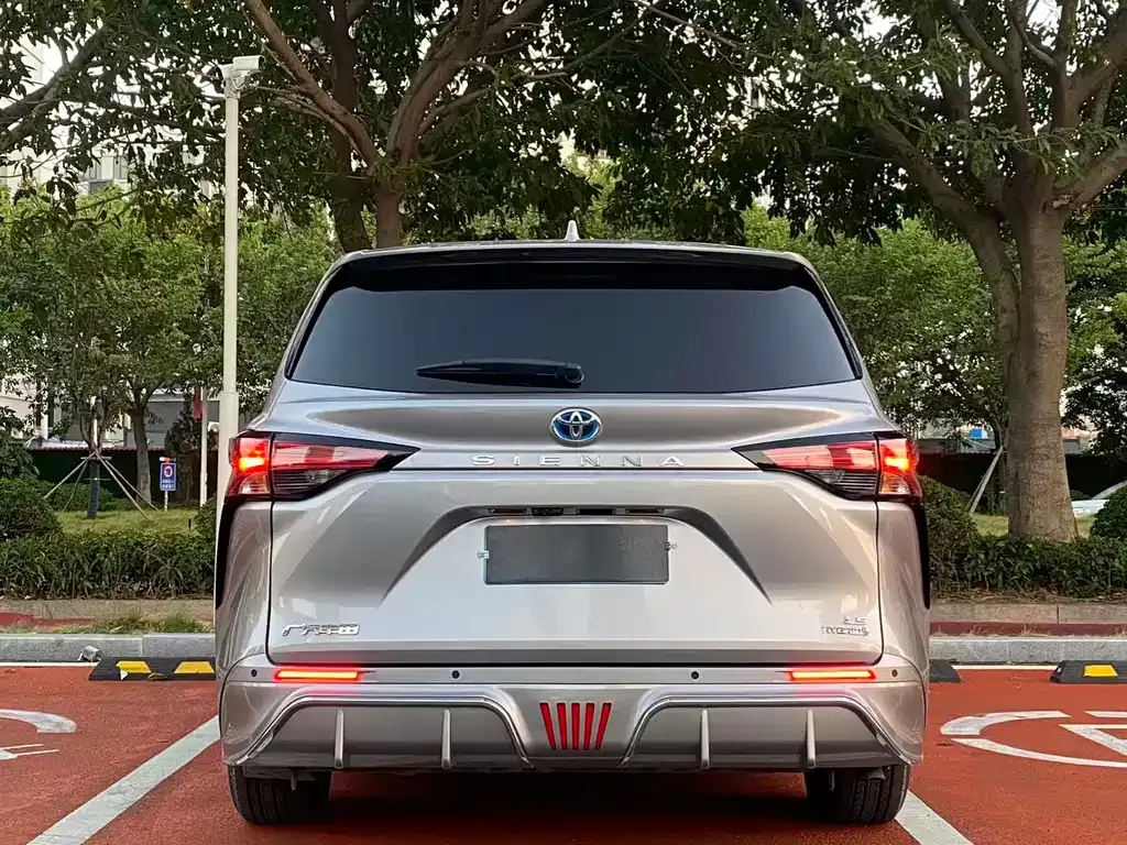 Toyota Sienna — фото 7