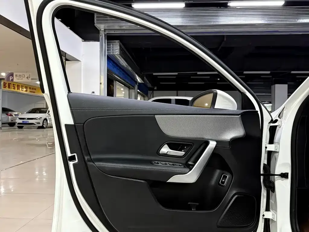 Mercedes-Benz A-Class 2023 из CN, фото 8