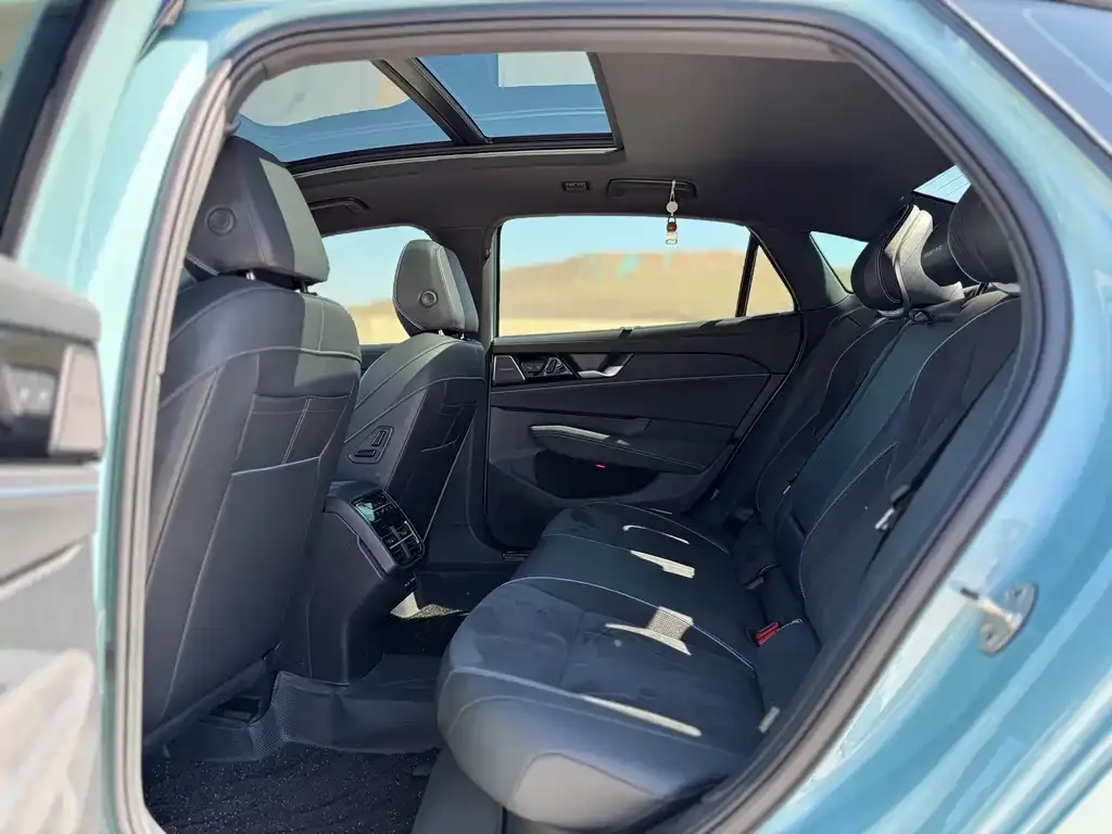 Volkswagen Passat 2025 из CN, фото 2
