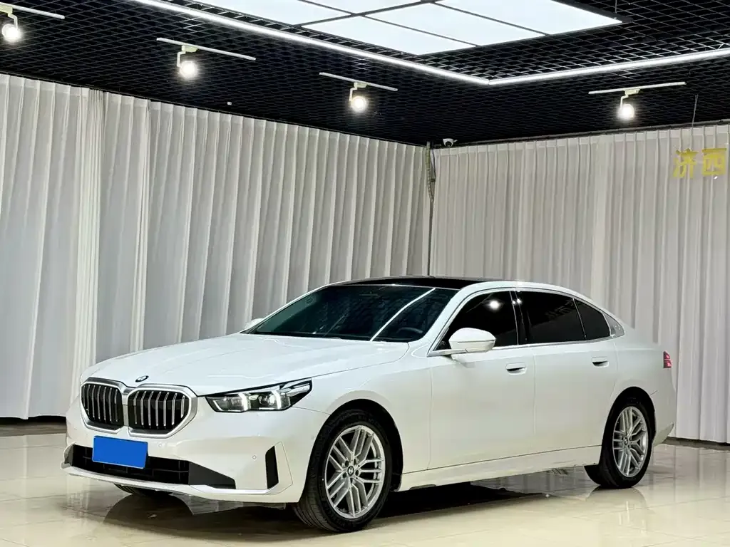 BMW 5 Series 2024 из CN, фото 1
