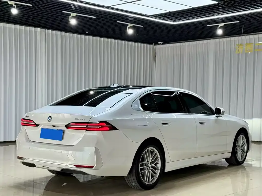 BMW 5 Series 2024 из CN, фото 2