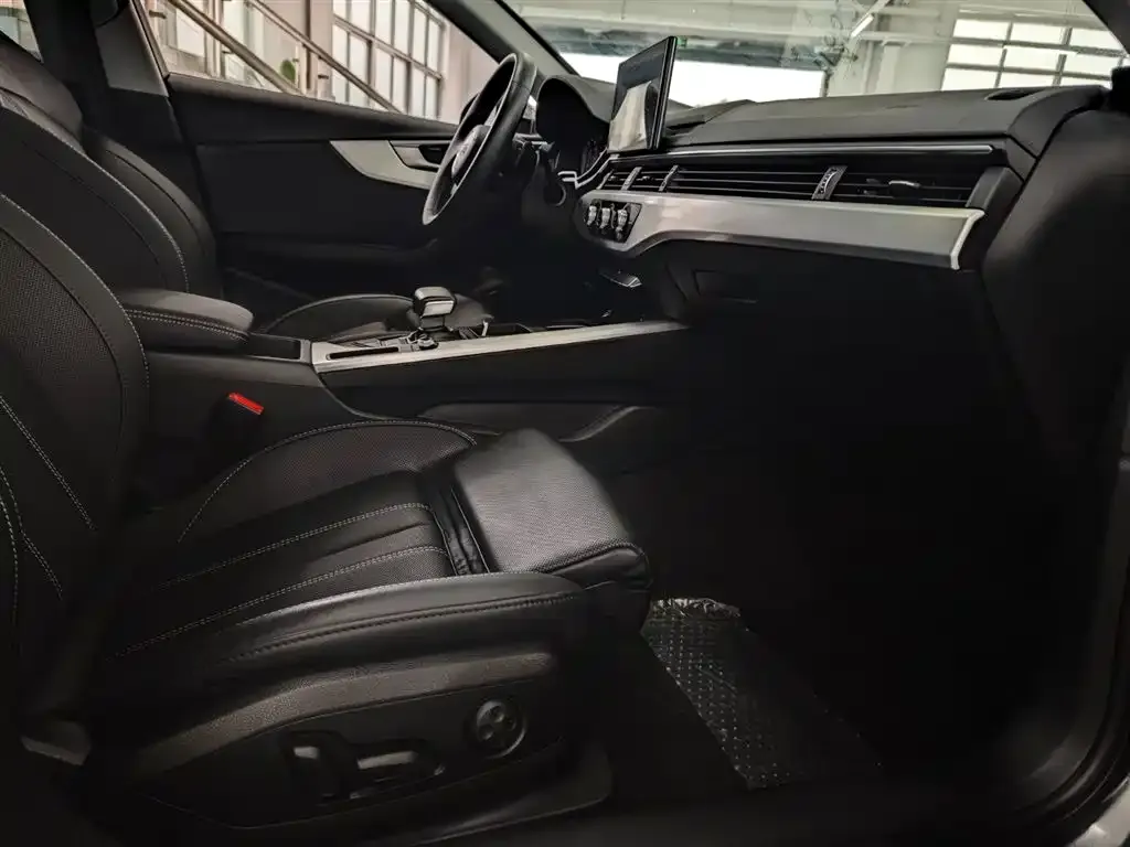 Audi A4L 2021 из CN, фото 5
