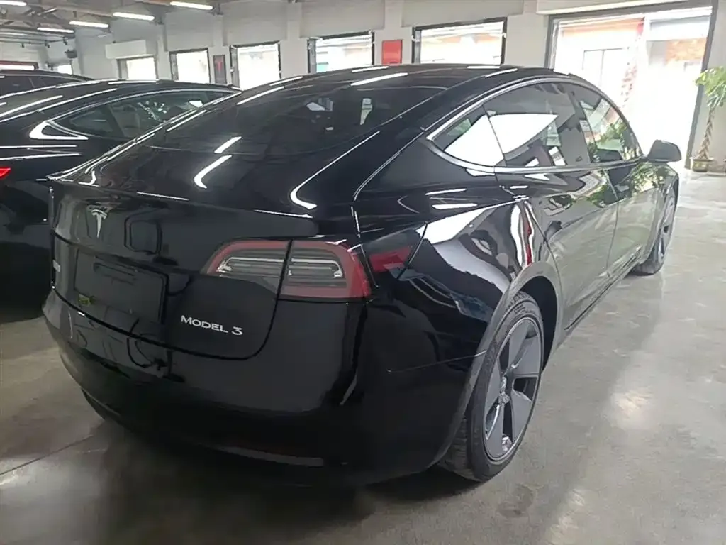 Tesla Model 3 — фото 10