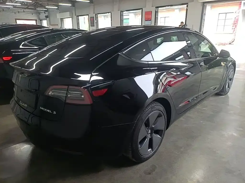 Tesla Model 3 — фото 9