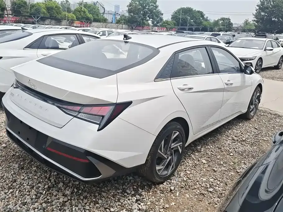 Hyundai Elantra — фото 10